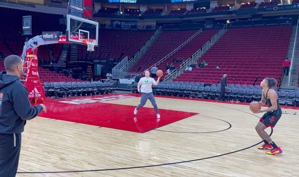 开云-火箭榜眼格林崛起背后：库里提建议 苦练提升投篮