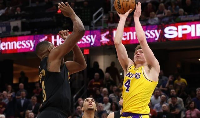 湖人连败仍有惊喜！菜鸟末节轰18分，雷迪克重用他？