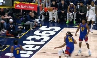 字母哥和戈登纠缠倒地 先吹戈登犯规&amp;掘金挑战成功改判字母哥犯规