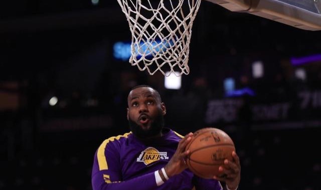 开云官网-沃神：老詹踝伤季后赛也难痊愈 每场球都是生死战