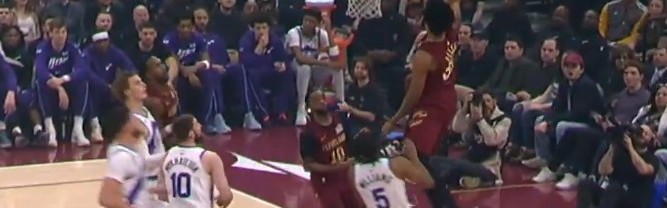 开云APP-上来先扣一个！阿伦高高跃起抢断 随后快下接加兰抛传空接暴扣